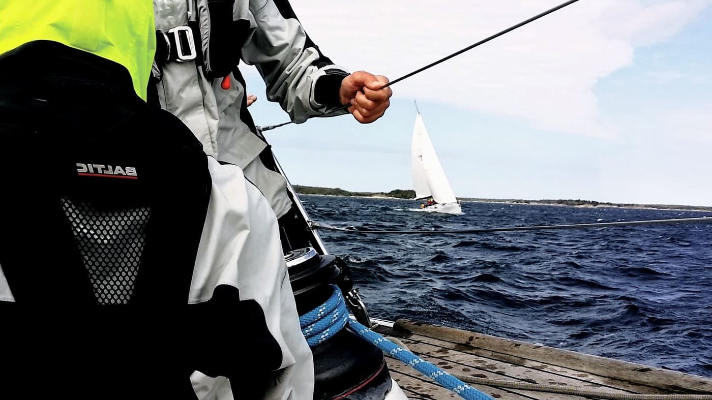 Sejler med oppustelig redningsvest fra Baltic om bord på en sejlbåd