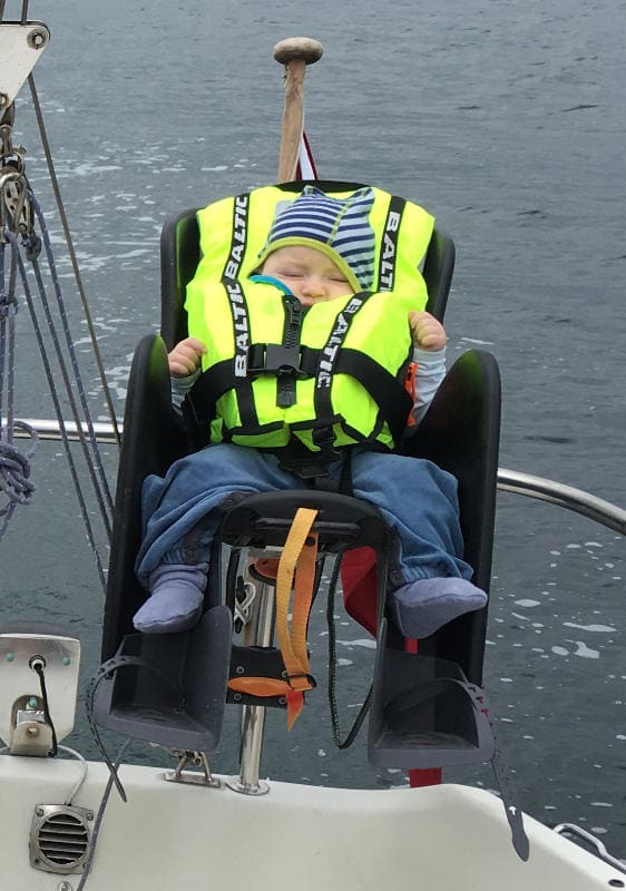 6 måneder gamle Elias på sejltur med sin Baltic Bambi baby redningsvest på