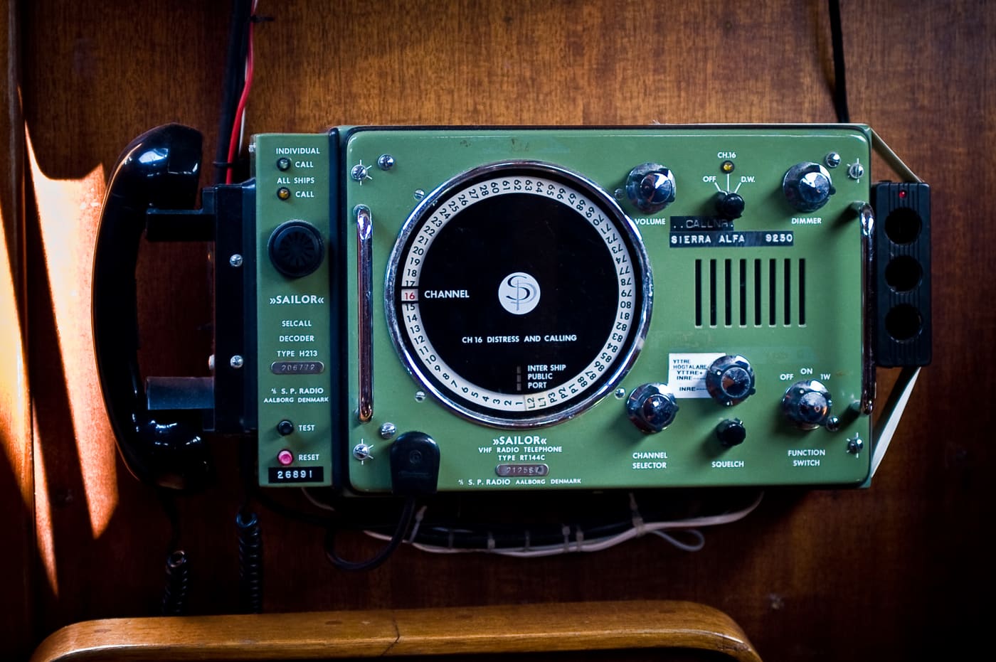 Ældre Sailor RT144C VHF-radio monteret i en båd
