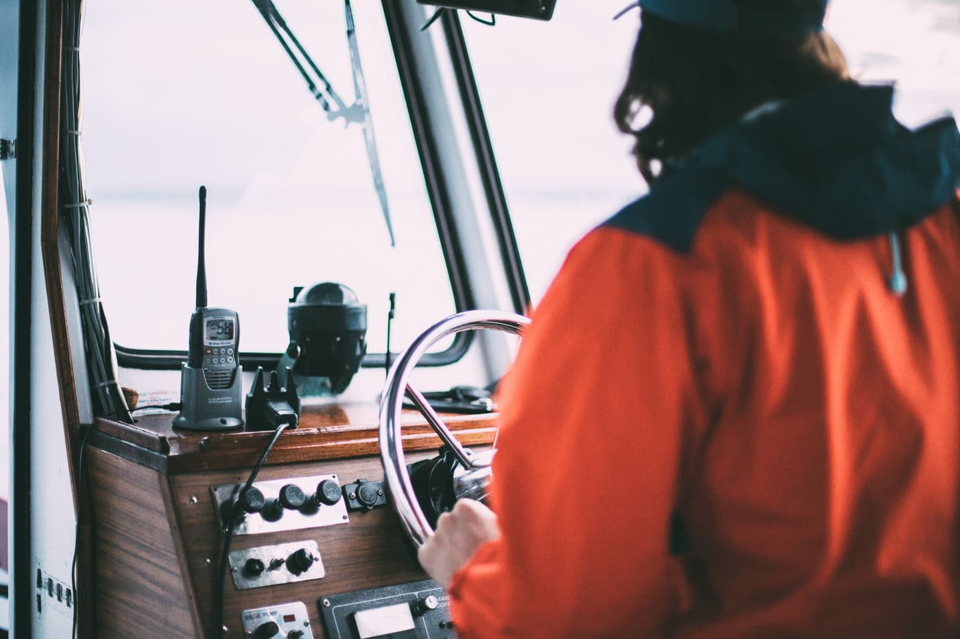 Håndholdt VHF-radio ved rattet i en motorbåds styrehus